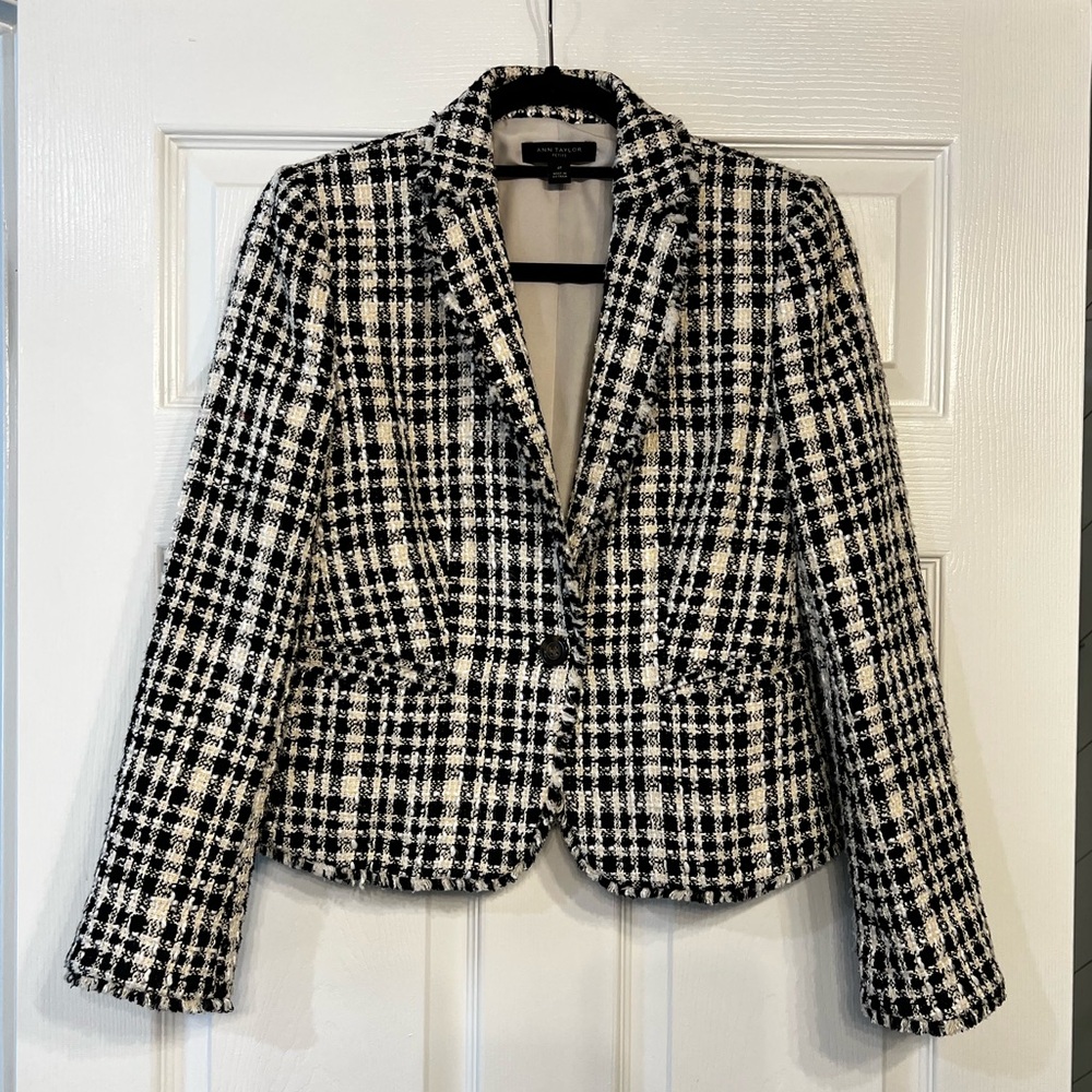 Anne Taylor Blazer 

Size 6P